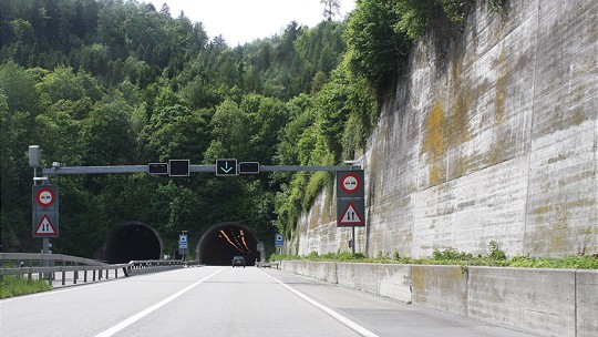  Ostseite des Rugentunnels mit Signalportal und Stützmauer Unspunnen 