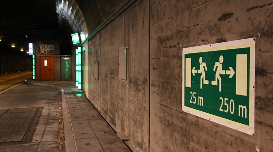  A8 Giessbachtunnel mit Fluchtwegbeschilderung 