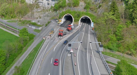  A8 Rugentunnel Westportal mit Brücke 
